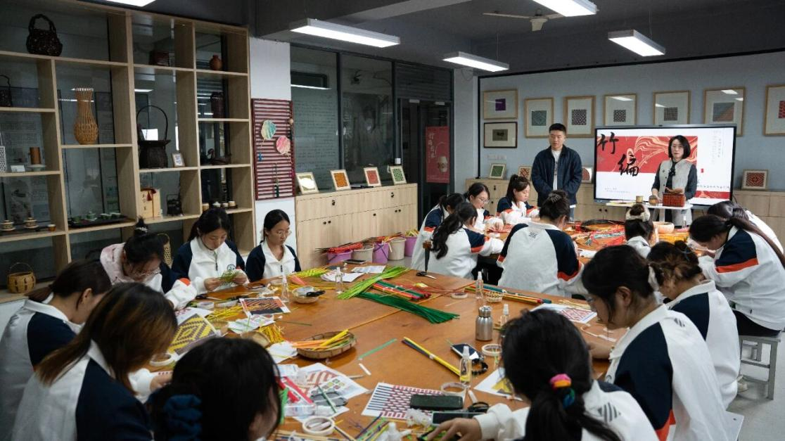 为非遗“添彩”，为青春“赋能”：江苏建院的文化育人新实践